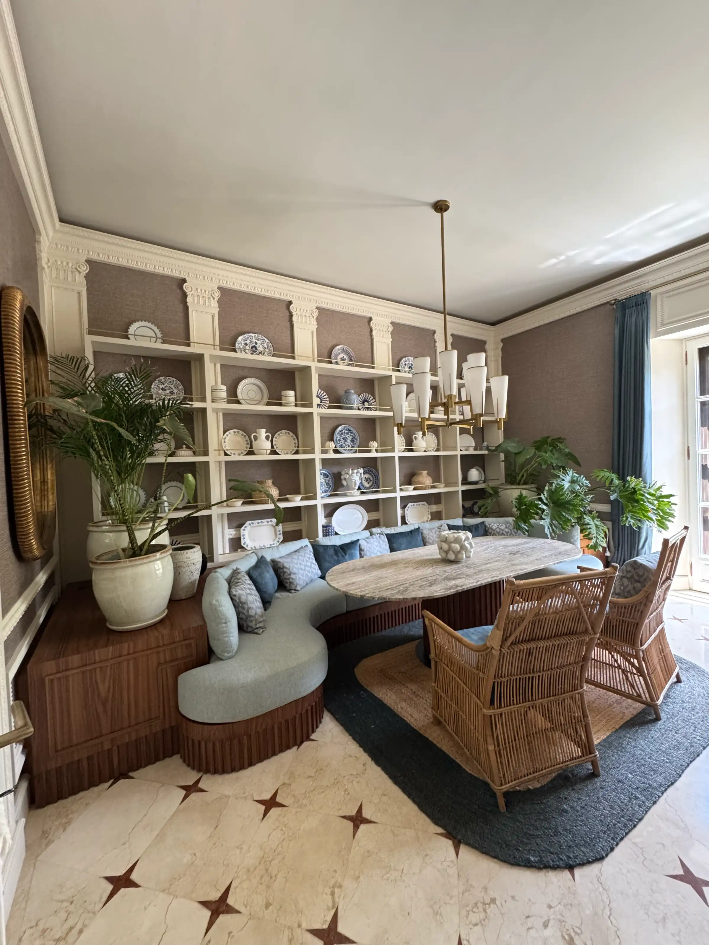 Living room with large-format porcelain floor and cove lighting